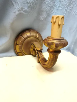 Applique in legno dorato