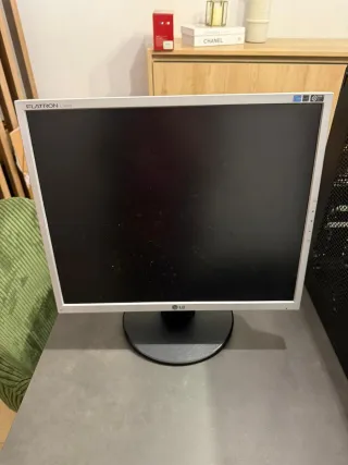 Ordenador de sobremesa negro