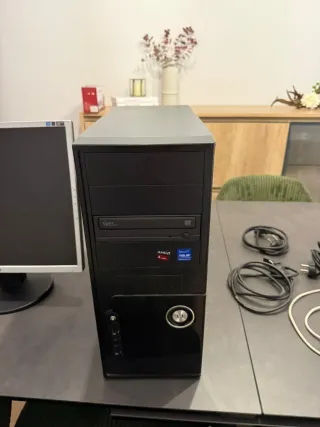 Ordenador de sobremesa negro