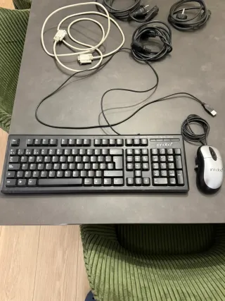 Ordenador de sobremesa negro