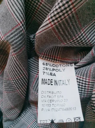 Abito Facit aderente a quadri