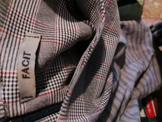 Abito Facit aderente a quadri