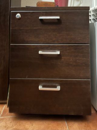 Cajonera de madera con ruedas