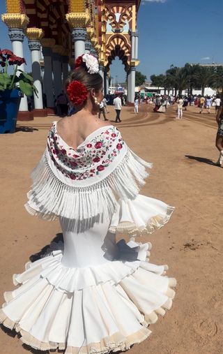 Traje de flamenca blanco con mantoncillo.