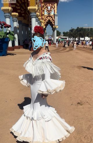 Traje de flamenca blanco con mantoncillo.