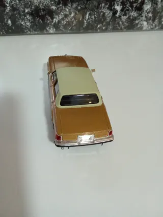 Coche a escala cadillac