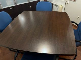 Mesa de reuniones de madera