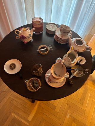 Decoración antigua: platos y frasco