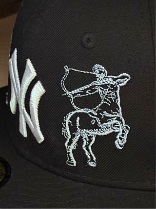 Gorra New York Yankees Negra con bordado en neon