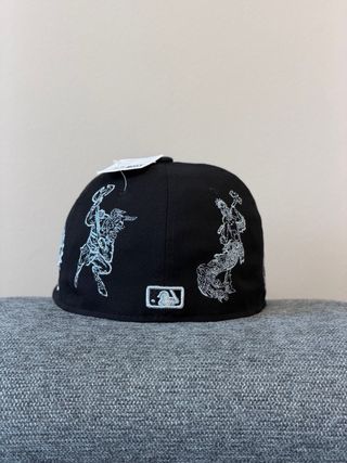 Gorra New York Yankees Negra con bordado en neon