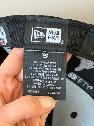 Gorra New York Yankees Negra con bordado en neon