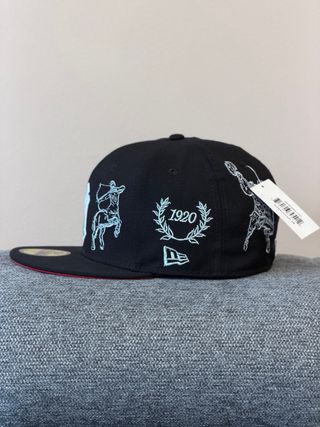 Gorra New York Yankees Negra con bordado en neon