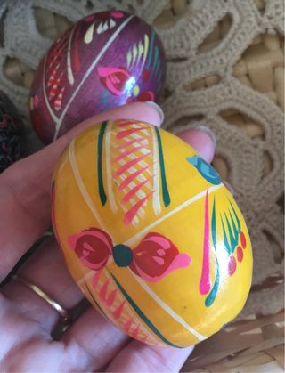 Huevos de Pascua y caliz rusia madera