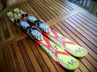 SNOWBLADES. ESQUIS CORTOS. BIG FOOT. FREESTYLE.