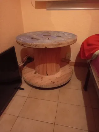 Mesita de madera de bobina