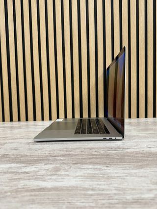 MacBook Pro 15" 2017 i7 16gb 500gb SSD