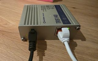 Router Teltonika TRB140 con accesorios