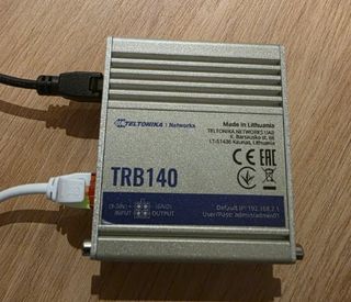 Router Teltonika TRB140 con accesorios