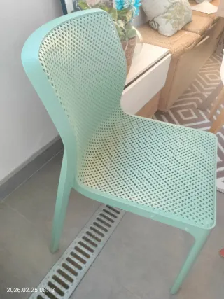 Silla de jardín de plástico turquesa y mostaza