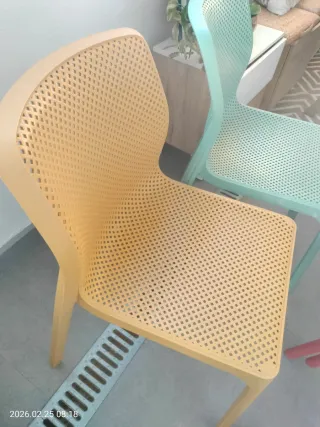 Silla de jardín de plástico turquesa y mostaza