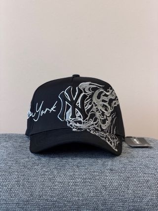Gorra New Era Negra con Diseño Calavera