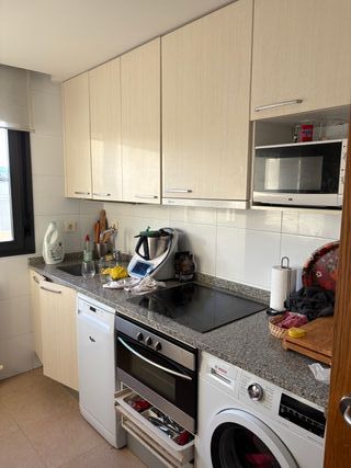 Cocina funcional beige y blanca