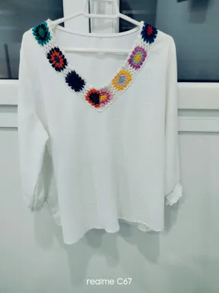 Blusa blanca con bordado multicolor