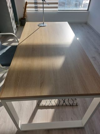 Conjunto mesa escritorio y silla estilo moderno.
