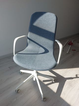 Conjunto mesa escritorio y silla estilo moderno.