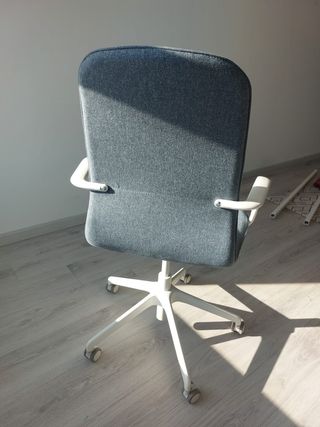 Conjunto mesa escritorio y silla estilo moderno.