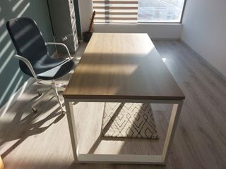 Conjunto mesa escritorio y silla estilo moderno.