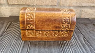 Portagioie in legno intagliato