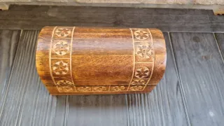 Portagioie in legno intagliato