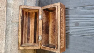 Portagioie in legno intagliato