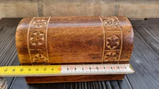 Portagioie in legno intagliato