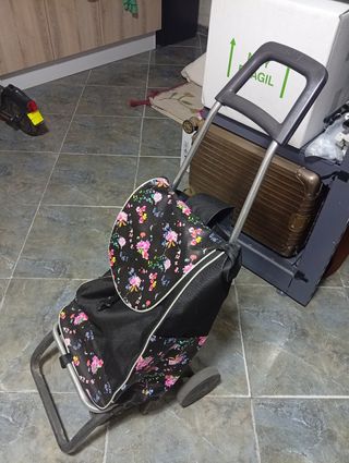Carrito de compra con estampado floral