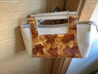 Bolso beige y marrón con diseño de hojas