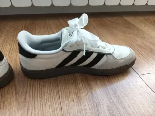 Zapatillas Adidas Blancas y Negras