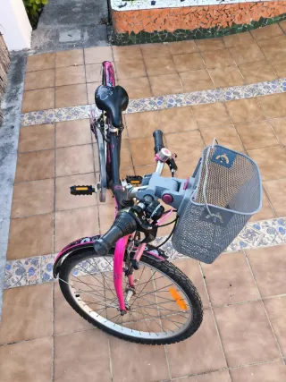 Bicicleta BTWIN 24 niña con cesta
