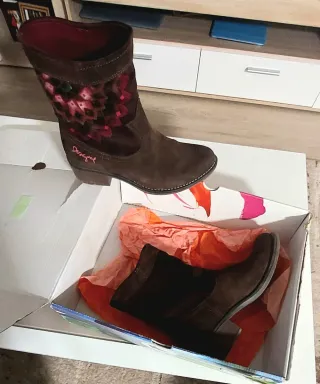 Botines Desigual Marrones con Detalles Rosas