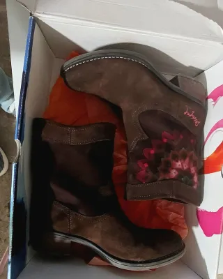 Botines Desigual Marrones con Detalles Rosas