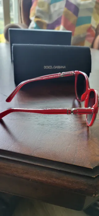 Gafas de sol Dolce & Gabbana rojas con funda