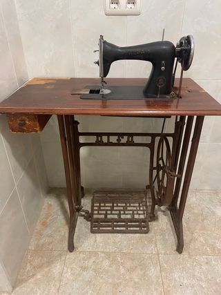 Máquina de coser Alfa antigua con pedal