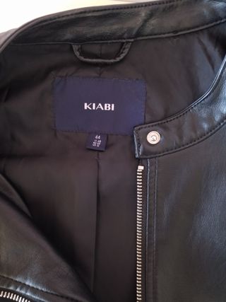 Cazadora polipiel Kiabi negra mujer.
