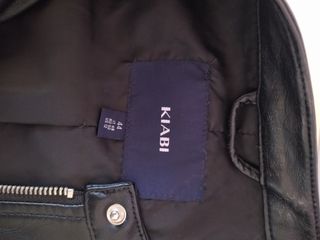 Cazadora polipiel Kiabi negra mujer.