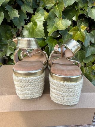 Sandalias cuña doradas talla 40
