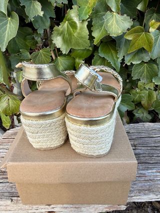 Sandalias cuña doradas talla 40