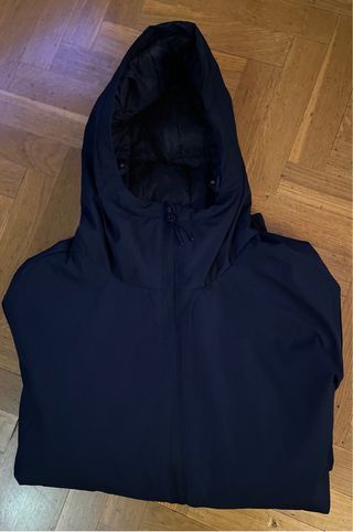 Anorak azul marino con capucha