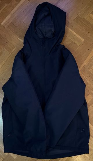 Anorak azul marino con capucha