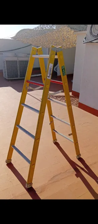Escalera de fibra amarilla